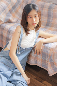 美女拉屎